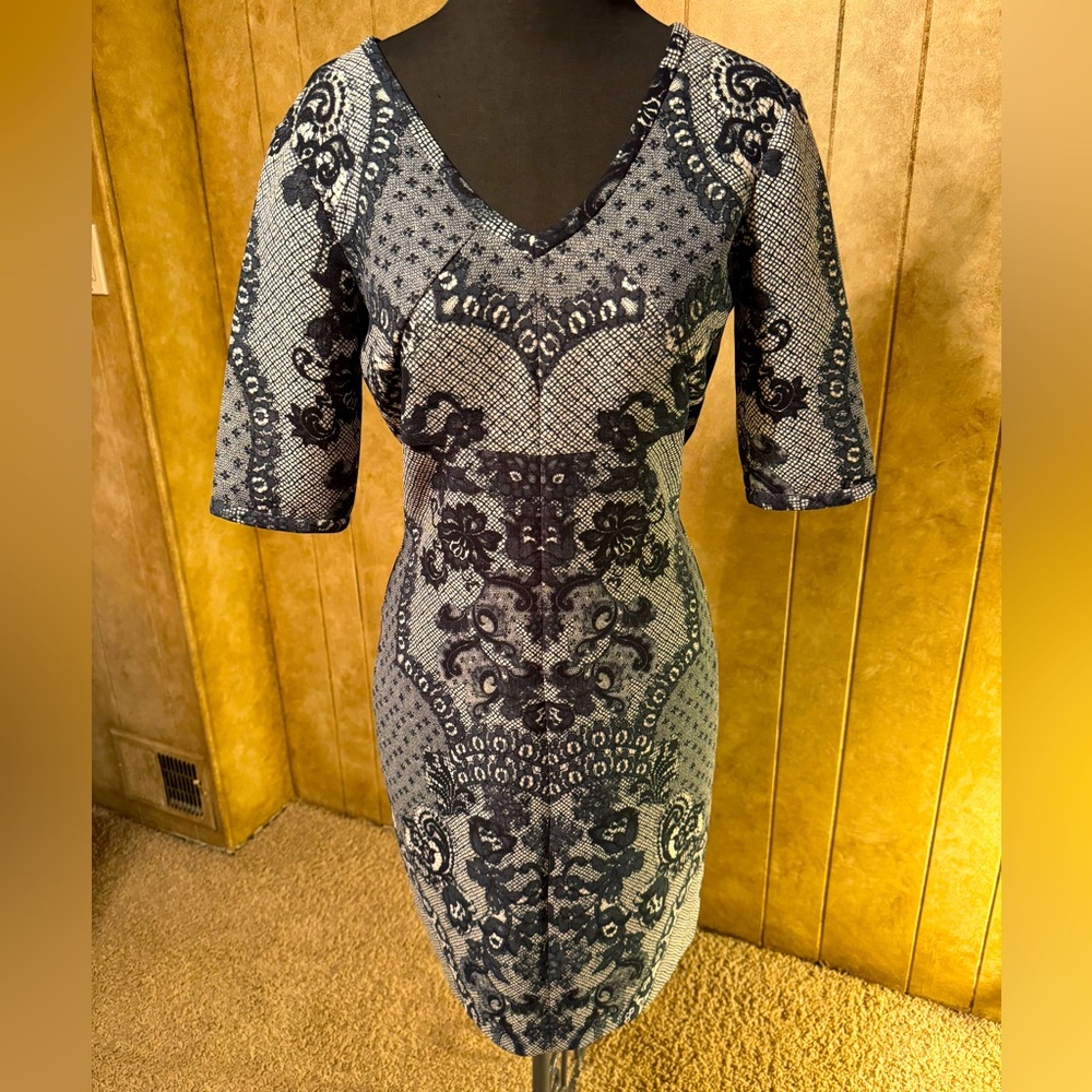 Baraschi Women’s short sleeve Bodycon V-neck Dress, Floral Lace Pattern, size 2